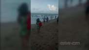 Vídeo mostra resgate de jovem após ataque de tubarão em Jaboatão dos Guararapes