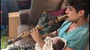 Rafael Cardoso toca flauta para o filho recém-nascido, Valentim. Vídeo!