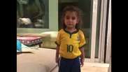 Deborah Secco filma filha com uniforme da seleção brasileira: 'Torcedora mirim'