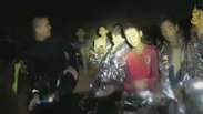 Médico e soldados ajudam adolescentes presos em caverna na Tailândia