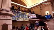 Manifestantes pró e contra Crivella protestam na Câmara Municipal