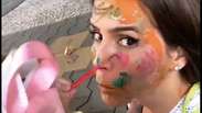 Deborah Secco tem o rosto pintado pela filha, Maria Flor: 'Salvou minha segunda'