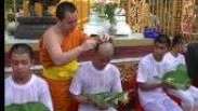 Meninos resgatados de caverna na Tailândia raspam cabeça em cerimônia budista; veja