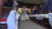 Mulher que perdeu braços e pernas supera barreiras e entra andando em igreja para o próprio casamento