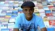 O morador de rua que vende livros para sobreviver
