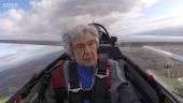 No céu aos 99 anos: o emocionante voo de planador de mulher quase centenária