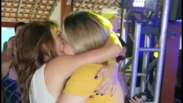 Fernanda Gentil dança coladinha e troca beijo com namorada em festa. Vídeo!