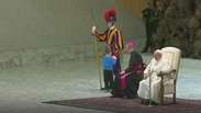 Criança invade audiência do Papa Francisco e rouba a cena