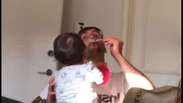 Ivete Sangalo mostra marido, Daniel Cady, dando comida às gêmeas: 'No comando'
