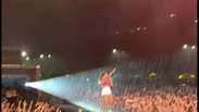 Anitta interrompe show no CE após estrutura de palco cair: 'Ninguém ferido'