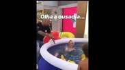Ao vivo, Ana Maria Braga entra de roupa na piscina com netos: 'Piscininha, amor'