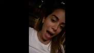 Anitta se diverte com flagra de biquíni no México e cita celulite: 'Metralhada'
