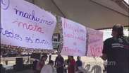Mulheres se reúnem no calçadão da Avenida Brasil e cobram por direitos