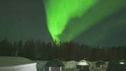 Espetáculo da aurora boreal é visto sobre lago finlandês
