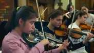 Orquestra feminina do Afeganistão se esforça para tocar
