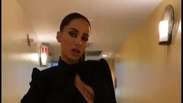 Salto YSL de R$ 10 mil protagoniza look de Anitta para prêmio em Porto Rico
