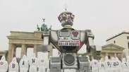 Robô mascote lidera protesto contra armas autônomas
