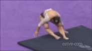 Ginasta quebra as duas pernas durante competição  nos Estados Unidos 
