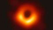 Cientistas revelam primeira imagem de um buraco negro
