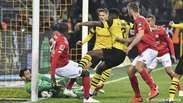"Super-herói": sequência de defesas consagra goleiro na vitória do Dortmund