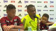 Juan diz que vai continuar no Flamengo e recebe homenagem do filho