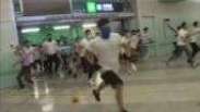 Grupo armado com porretes ataca manifestantes em Hong Kong