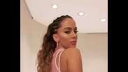 Anitta rebola ao som de funk em banheiro de hotel e vídeo impressiona seguidores