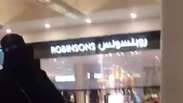 Mulheres sauditas passeiam em grupos por um dos principais shopping de Riad, Kingdom Centre