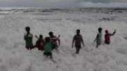 Crianças brincam em espuma 'tóxica' em praia na Índia
