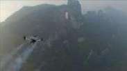 'Homens-morcego' atravessam 'Portão do Céu' voando na China; veja