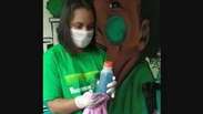 Grupo de moradores no Rio fabrica sabão líquido para doação
