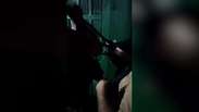 Policiais arrebentam correntes e resgatam mulher mantida em cárcere em Cascavel; vídeo