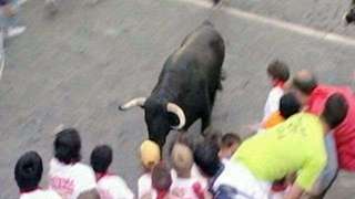 Corrida de touros tradicional na Espanha deixa seis feridos e lota as ruas  de cidade