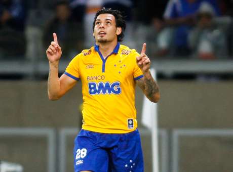 Criticado, Goulart vira o jogo no Cruzeiro e se destaca