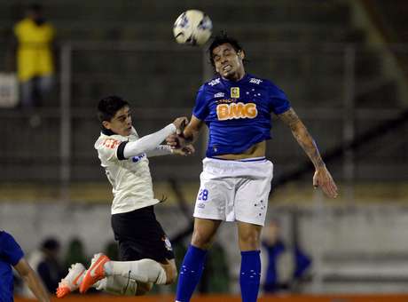 Goulart volta a se destacar e é artilheiro do Brasileiro