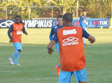 Treino celeste tem golaço de Ribeiro e dribles de Neilton