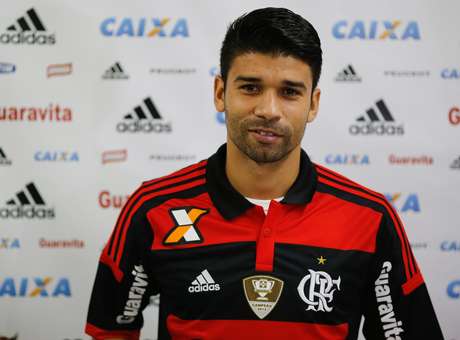Eduardo da Silva chega ao Flamengo e preza por união