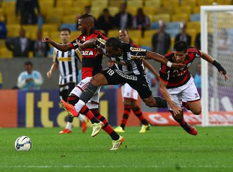Zagueiro estreante ganha espaço com Luxemburgo após clássico