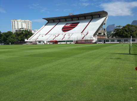 Flamengo fecha parceria para ter gramado padrão Fifa