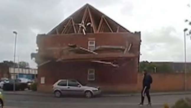 Após escapar de desabamento, adolescente segue andando 'tranquilamente'