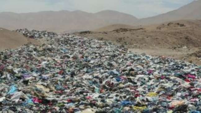 Deserto do Atacama vira 'cemitério' de roupas usadas