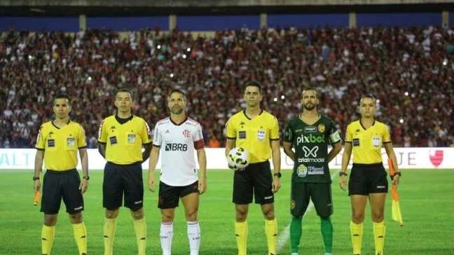 Veja uniformes que já pareceram um painel de propagandas