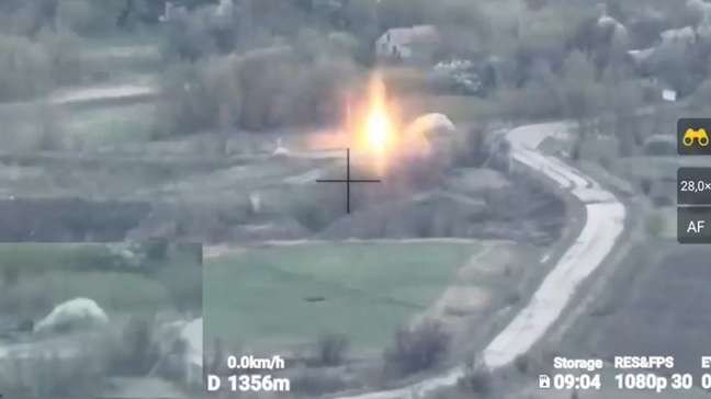 Drone kamikaze ucraniano atinge tanque e soldados russos; veja