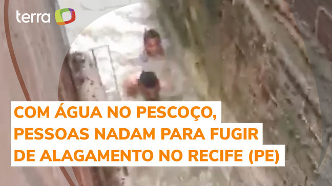 Pessoas tentam fugir de alagamento nadando no Recife (PE)