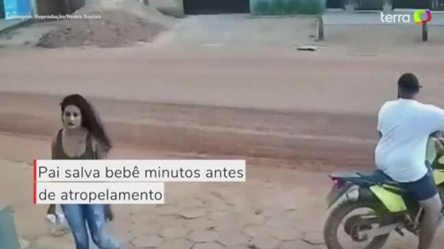 Pai salva bebê segundos antes de motorista arrastar moto no Pará