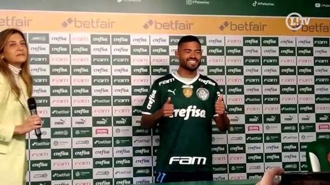 Bruno Tabata é anunciado no Palmeiras pela presidente Leila Pereira