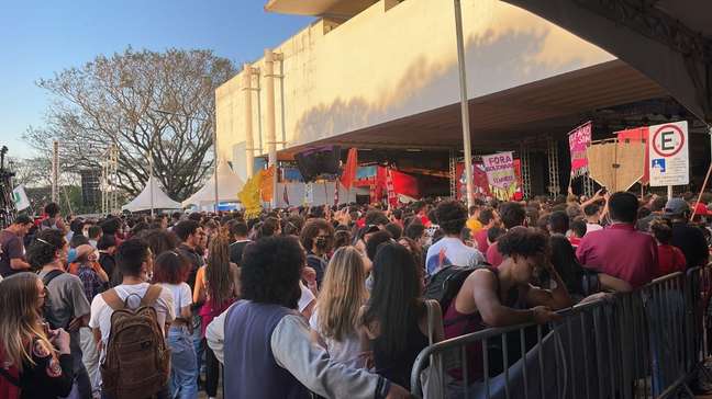 Estudantes, professores, políticos e membros de movimentos estudantis se reúnem para aula aberta de Lula na USP