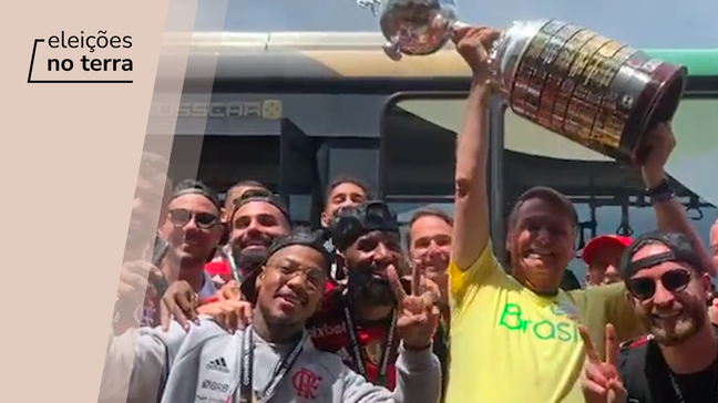 Bolsonaro recepciona delegação do Flamengo e ergue taça da Libertadores no RJ