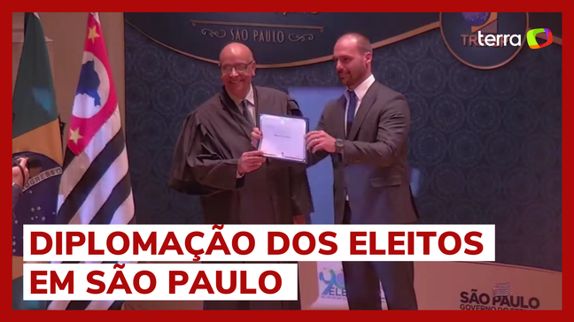 Eduardo Bolsonaro e Mários Frias são diplomados em SP sob vaias e aplausos