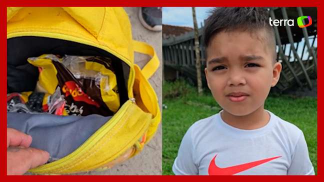 Criança esconde alimentos na mochila para entregar ao amigo de classe